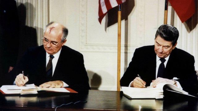 Gorbachev e o então presidente americano Ronald Reagan assinam tratado nuclear em 1987