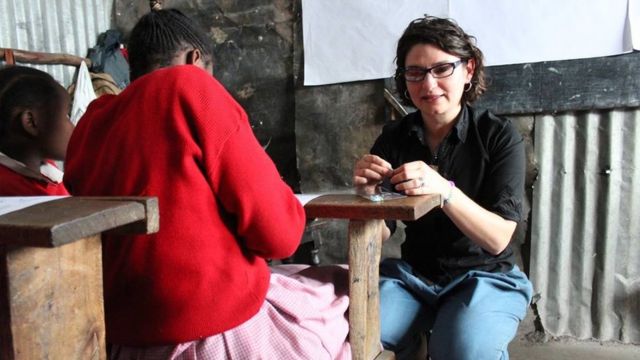 Además de repartir calzones reutilizables, Diana Sierra (en la imagen) da talleres a las niñas.