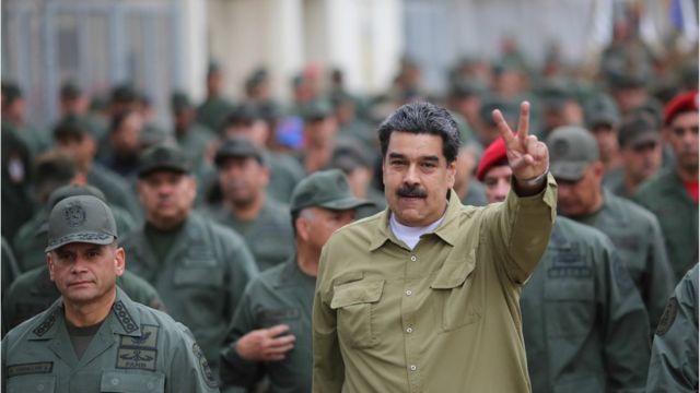 Maduro con soldados