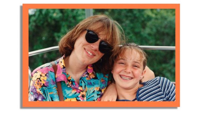 Imagem mostra Erica Harvey com sua mãe Cynthia Clark Harvey sorrindo em uma foto de família