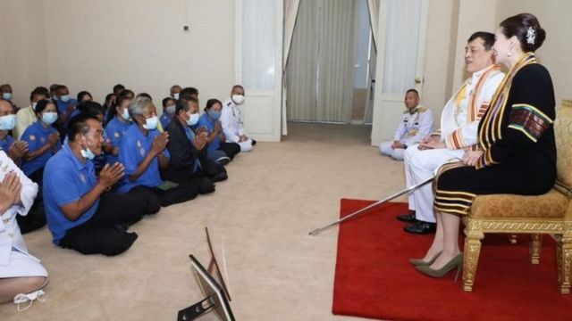 The king has a royal speech with the leader of the Thai national development partner in Sakon Nakhon province on October 15.