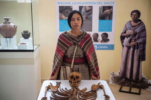 Anely Martinez, (30) y el esqueleto de Wayaw