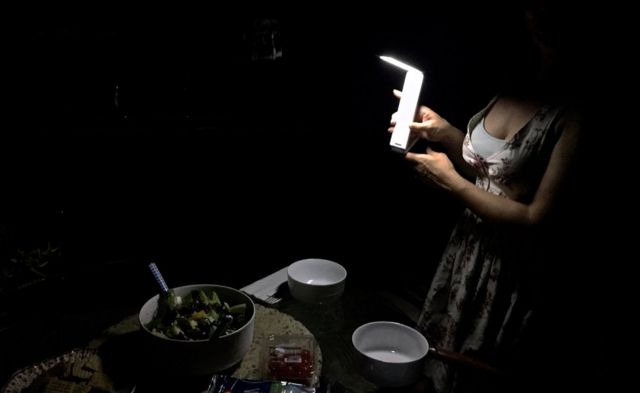 La artista italiana Katia Moltisanti a oscuras en su casa.