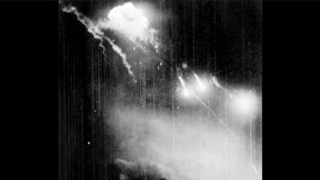 Hình ảnh một chiếc B-52 bị trúng đạn nổ tung trên bầu trời Hà Nội trong đợt Mỹ ném bom 12 ngày đêm, từ ngày 18 - 29/12 năm 1972. Chiến dịch không tập của Mỹ mang tên Linebacker II trong khi Việt Nam vẫn biết đến với cái tên "Điện Biên Phủ trên không"