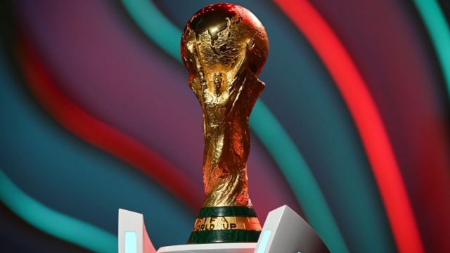 Trofeo de la Copa del Mundo exhibido en Qatar.
