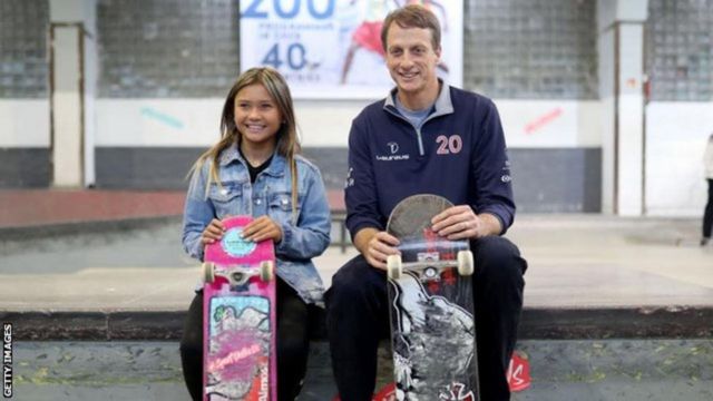与美国滑板传奇人物托尼·霍克在一起(photo:BBC)