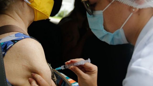 Mulher sendo vacinada no Rio de Janeiro