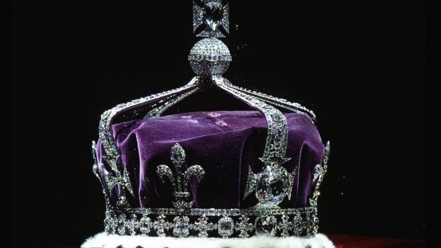 La corona de la Reina Isabel, la Reina Madre (1937), realizada en platino y que contiene el famoso diamante Koh-i-noor junto con otras gemas.
