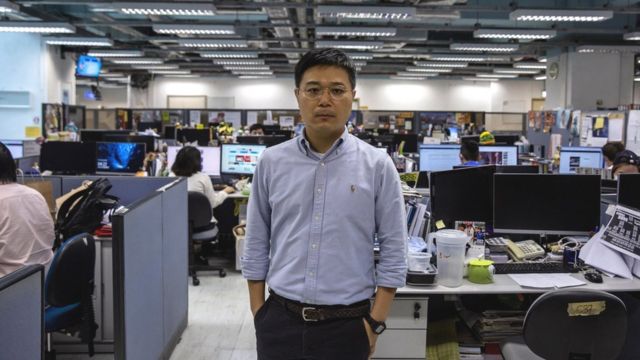 Apple Daily: Hong Kong sends 500 officers in pro-democracy paper raid - BBC  News