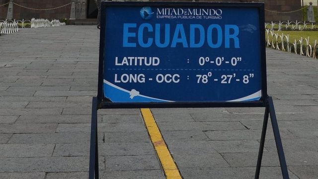 Cartel en Mitad del Mundo y línea amarilla