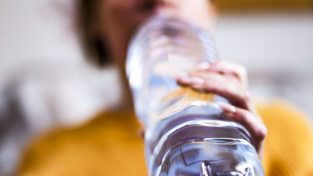 3 razones por las que es tan importante beber agua (incluso si no tenemos  sed) - BBC News Mundo