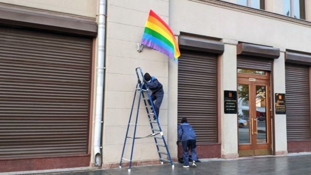 Акция с радужными флагами прошла в день рождения Владимира Путина