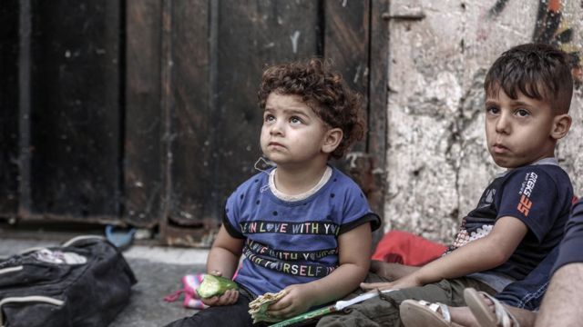 غزة: من يدعم الأطفال نفسيا لمواجهة "اضطرابات ما بعد الصدمة"؟ - BBC News عربي