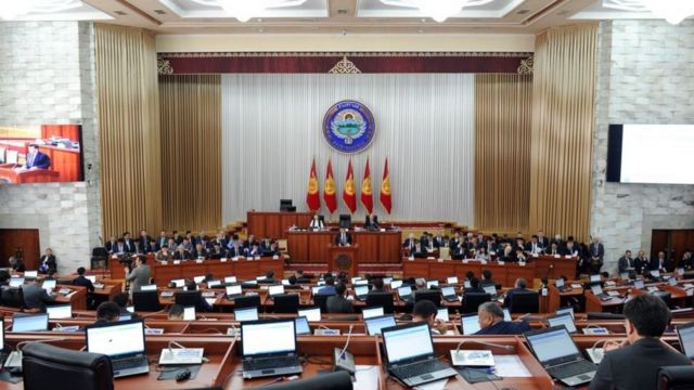 Парламентте КСДП-38, РАЖ-28, "Кыргызстан"-18, "Өнүгүү-Прогресс"-13, "Бир Бол"-12, "Ата Мекен" -11 мандатка ээ.