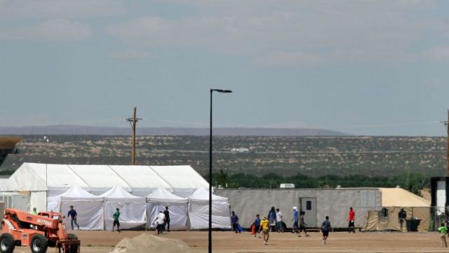 Centro de detenção temporária na fronteira entre EUA e México