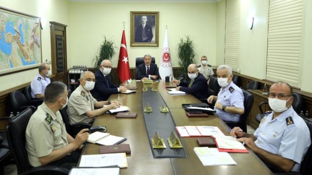 وزير الدفاع التركي خلوصي أكار في اجتماع مع قادة عسكريين.