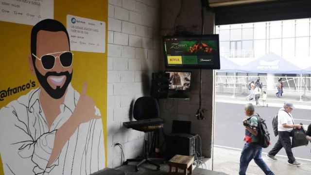 Una imagen que alude al presidente de El Salvador Nayib Bukele se muestra en una pared dentro de una cafetería en San Salvador el 3 de febrero de 2024