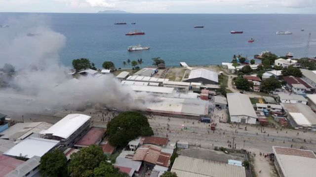 霍尼亚拉爆发骚乱后，烟雾从建筑物上空升起。