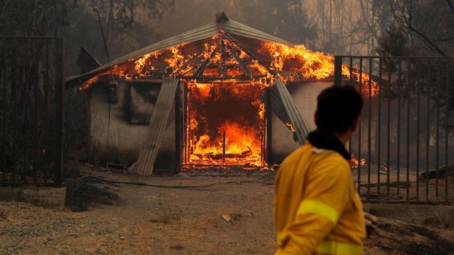 Los voraces incendios forestales en Chile dejan al menos 22 muertos y miles  de hectáreas de bosque destruidas - BBC News Mundo