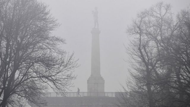 Magla i smog oko spomenika Pobednik u Beogradu