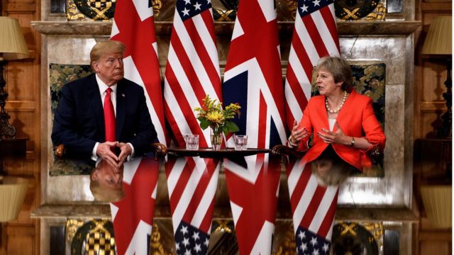 Tổng thống Mỹ Donald Trump có cuộc gặp song phương với Thủ tướng Anh Theresa May trước một cuộc gặp tại Chequers, dinh thự đồng quê của thủ tướng, phía Tây Bắc London hôm 13/7.