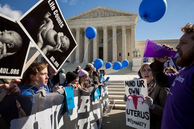 Manifestantes a favor y en contra del aborto protestan frente a la Corte Suprema de Estados Unidos.
