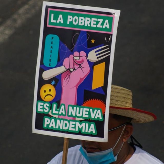Persona con cartel en El Salvador.