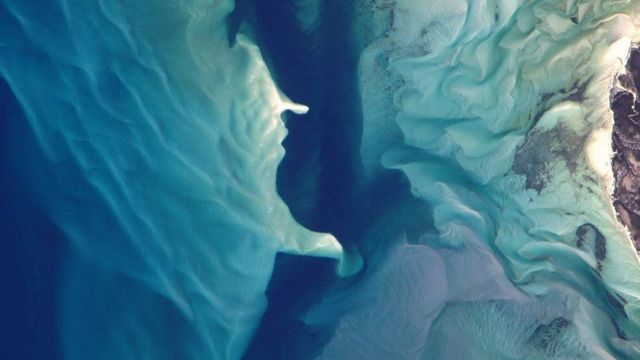 Durante a expedição, os astronautas buscam analisar os efeitos nos músculos e no esqueleto humano de um voo espacial. Eles também aproveitam para testar recém-lançados equipamentos de tamanho reduzido para fazer exercício. A imagem mostra os arrecifes de coral azul de Moçambique, no Oceano Índico.