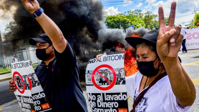 Manifestantes anti-bitcoin en El Salvador.