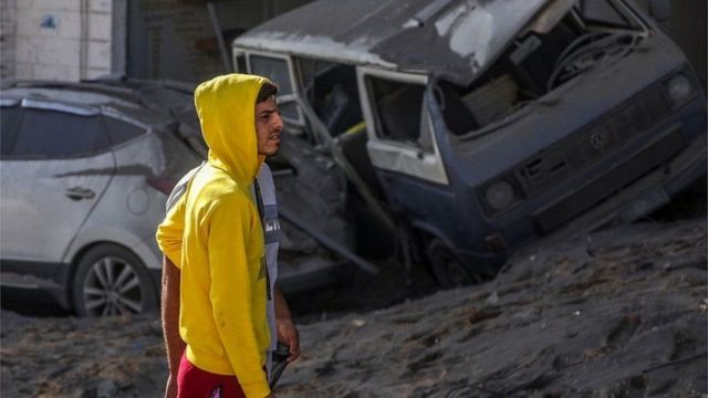 فلسطيني في غزة يتأمل الدمار الذي أحدثته الغارات.