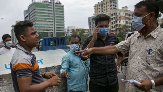 বাংলাদেশে চলছে কঠোর লকডাউন। বিধি-নিষেধ ভঙ্গকারীদের বিরুদ্ধে ব্যবস্থা নিচ্ছে কর্তৃপক্ষ।