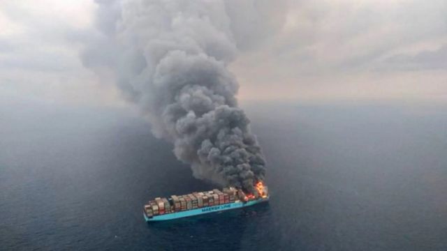 Incêndios em navios porta-contêineres são um risco constante, especialmente quando material perigoso não é especificamente declarado