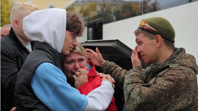 جندي احتياطي روسي يودع أقاربه قبل أخذه إلى المعركة. غاتشينا، منطقة لينينغراد ، 1 أكتوبر 2022