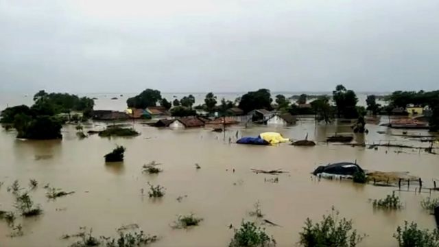 Maharashtra floods: The tribal families living on a highway with animals - BBC News Maharashtra floods: The tribal families living on a highway with animals - BBC News