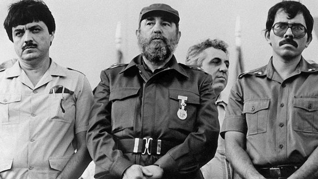 Sergio Ramírez (izquierda) junto a Fidel castro (centro) y Daniel Ortega (derecha).