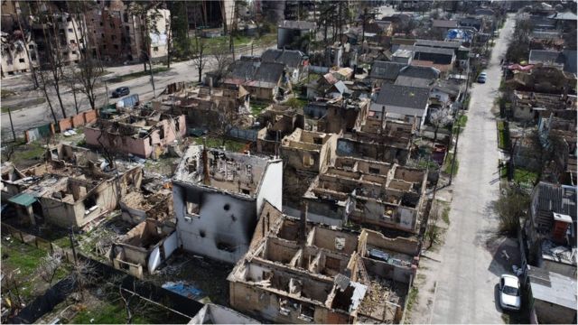 这张航拍照片显示了基辅西北部伊尔平一个被毁的住宅区。(photo:BBC)