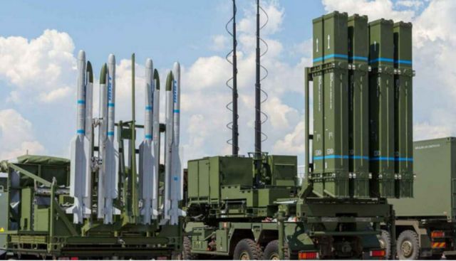 IRIS-T SLS візуально відрізняються від IRIS-T SLM тим, що у комплексів з меншою дальністю стрільби ракети перебувають не у контейнерах