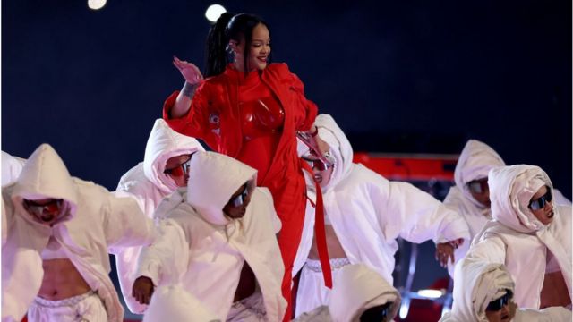Rihanna encabezó la coreografía rodeada por decenas de bailarines.