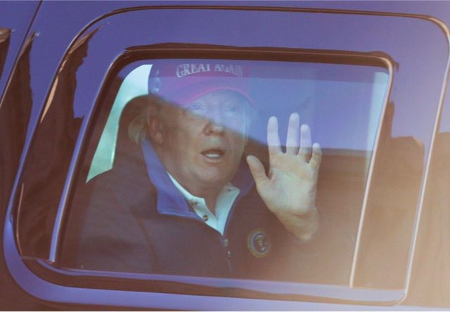 隨著特朗普的車隊穿過市中心，支持者興奮地尖叫著衝過去要一睹總統的身影，特朗普則戴著一頂紅色的「MAGA」帽子向他們微笑。