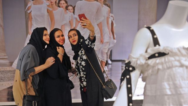 سلفی زنان عربستان سعودی در یک نمایشگاه مد