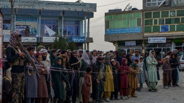 مواطنون أفغان اصطفوا في طابور في عاصمة ولاية بكتيكا للتبرع بالدم لضحايا الزلزال من المصابين.