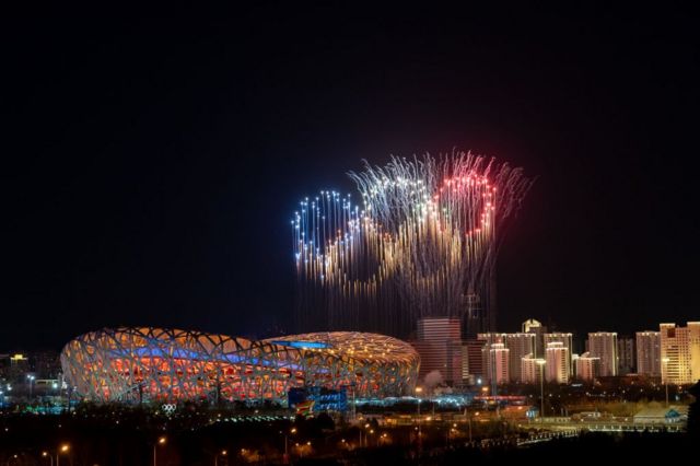 Los fuegos artificiales forman los anillos olímpicos durante la ceremonia de apertura de los Juegos Olímpicos de Invierno de Beijing 2022 en el Estadio Nacional de Beijing, el 4 de febrero de 2022.