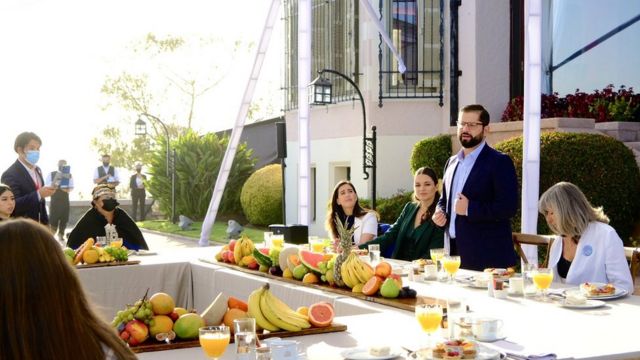 At 8:30 a.m., Gabriel Boric attended a citizen breakfast at the Presidential Palace in Cerro Castillo, located in Vina del Mar, with neighborhood leaders from the area.