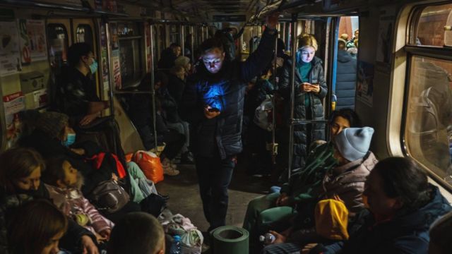 Algunas personas buscan refugio en el metro de Járkiv, Ucrania.