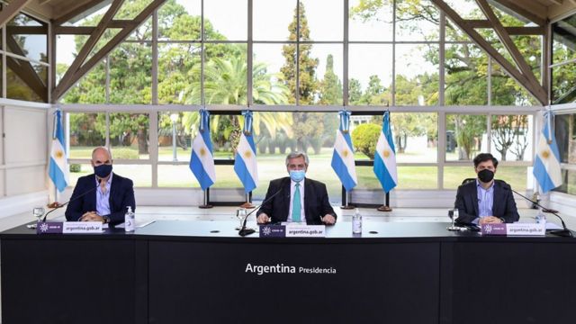 O presidente Alberto Fernández e o governador da província de Buenos Aires, Axel Kicillof, fazem pronunciamento com prefeito da capital, o político de oposição Horacio Larreta