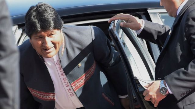Evo Morales se baja de un auto en una de sus visitas a Perú.