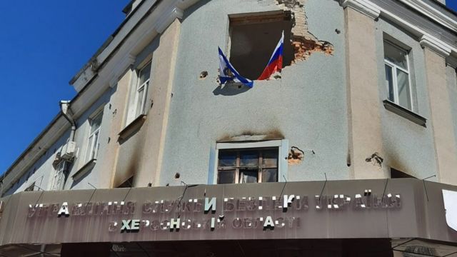 Herson'da eskiden Ukrayna ordusunun bürosu olarak kullanılan bir binada Rusya bayrağı görünüyor.