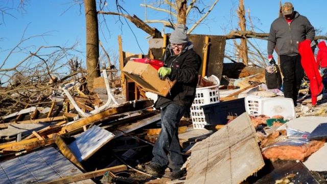Moradores de Mayfield, Kentucky, tentam resgatar pertences dos escombros