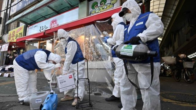 คนงานจาก Korea Pest Control Association ในชุดป้องกัน เตรียมพ่นยาฆ่าเชื้อเพื่อป้องกันการระบาดของไวรัสโคโรนาสายพันธุ์ใหม่ ที่ตลาดแห่งหนึ่งในกรุงโซล 24 ก.พ. 2020