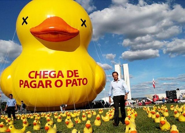 Pato inflável gigante usado em protesto anti-governo em Brasília, março de 2016